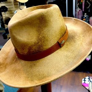 Ladies wool felt, front-pinched Western hat